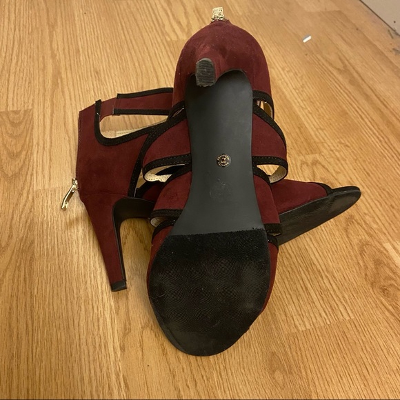 3/$15 Classy Geometric Pumps - Picture 6 of 8